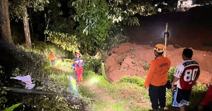 Deadly Landslides in Central Java Leave Two Confirmed Dead and 21 Residents Missing 1 At least 2 dead 21 missing in landslides in Indonesias Java island