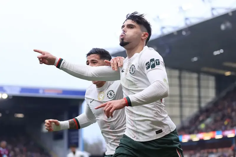 Pedro Neto Diving Header Secures Chelsea Lead Against Run of Play at Turf Moor 1 Chelsea in front at Burnley through Neto diving header