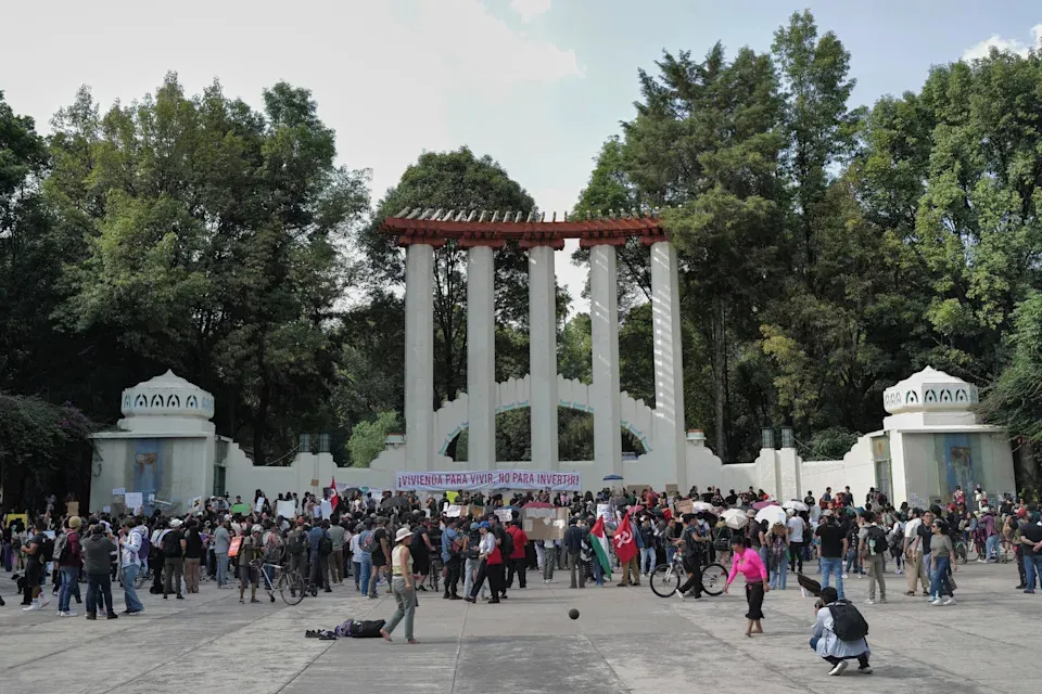 Mexico Violence Escalates: Police and Rioters Clash Amid Deepening Public Unrest 3 Mexico Violence Escalates: Police and Rioters Clash Amid Deepening Public Unrest
