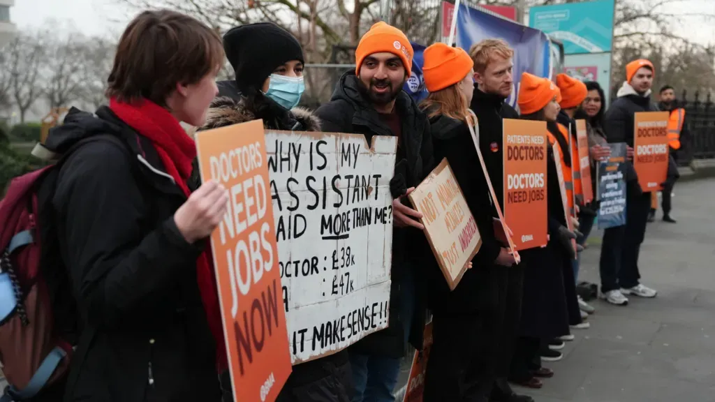 Doctors start five day strike as NHS bosses warn flu wave will cause extra disruption