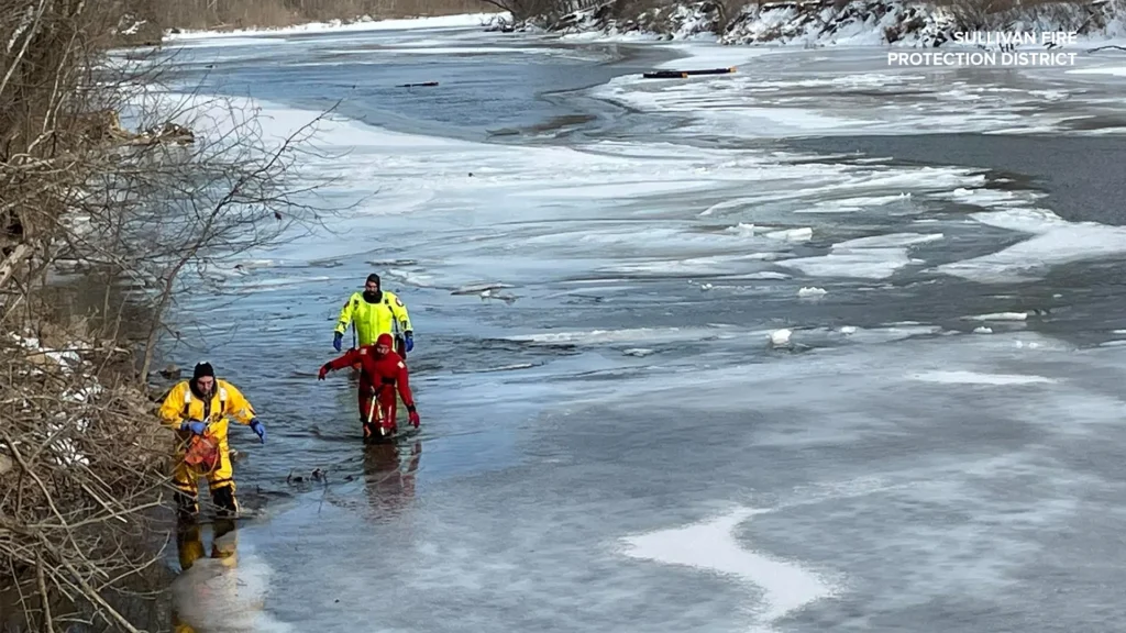 Four Injured as Survey Helicopter Crashes into Meramec River 2 Four Injured as Survey Helicopter Crashes into Meramec River