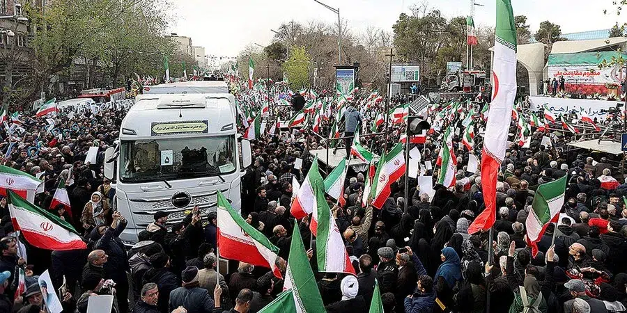 Anti-US Protesters in Tehran Warn Trump with ‘No Error’ Signs 6 Anti-US Protesters in Tehran Warn Trump