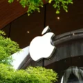 AAPL Plunges 5% as Siri AI Snags and FTC Pressure Spook Investors