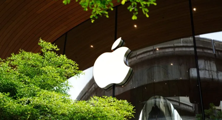 AAPL Plunges 5% as Siri AI Snags and FTC Pressure Spook Investors