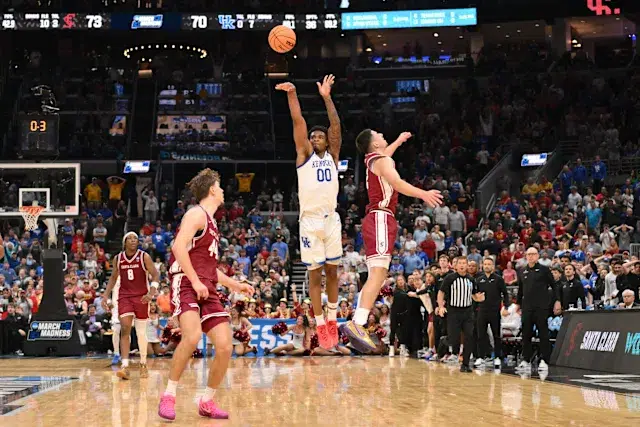 Otega Oweh’s Half-Court Buzzer-Beater Saves Kentucky vs Santa Clara