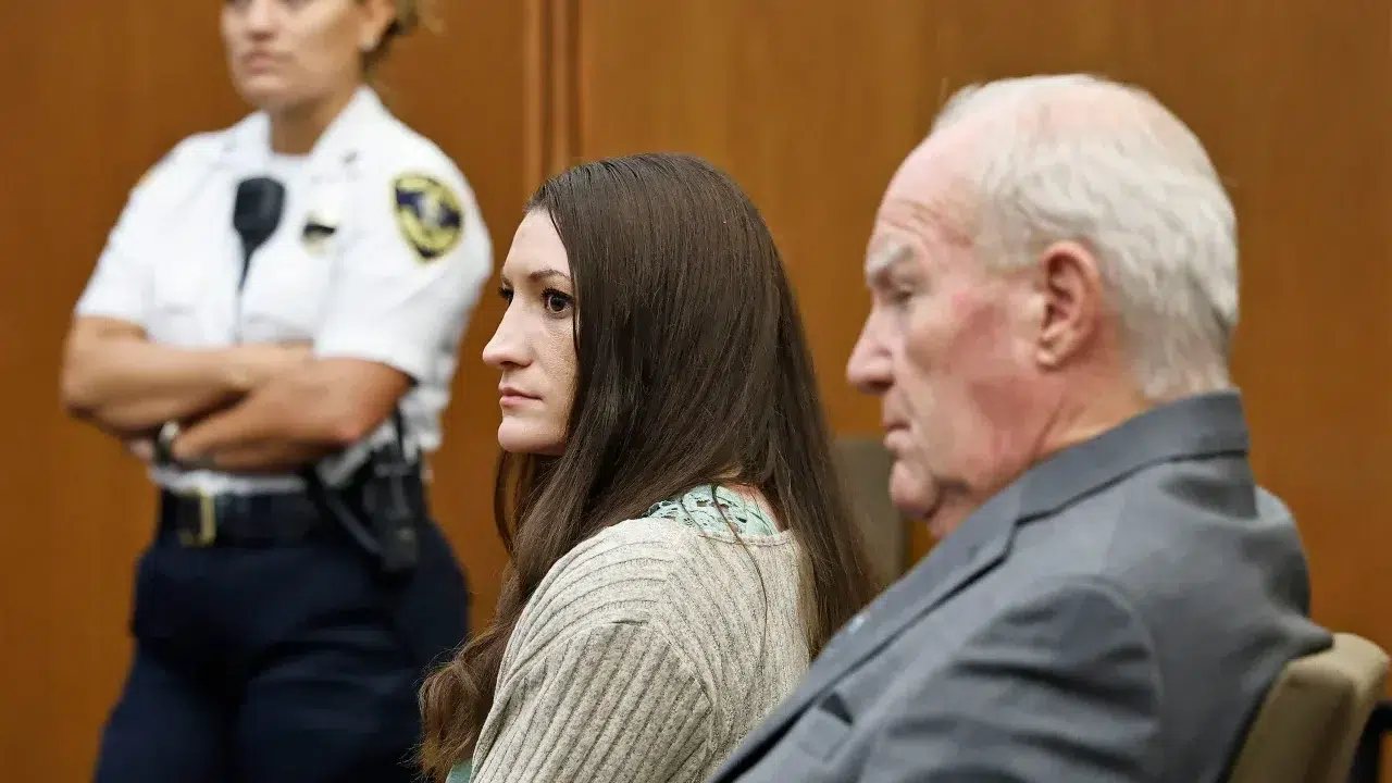 Judge Orders Lindsay Clancy Jury to Resume Deliberations Again 1 090326 gd clancy court pool 08 edited