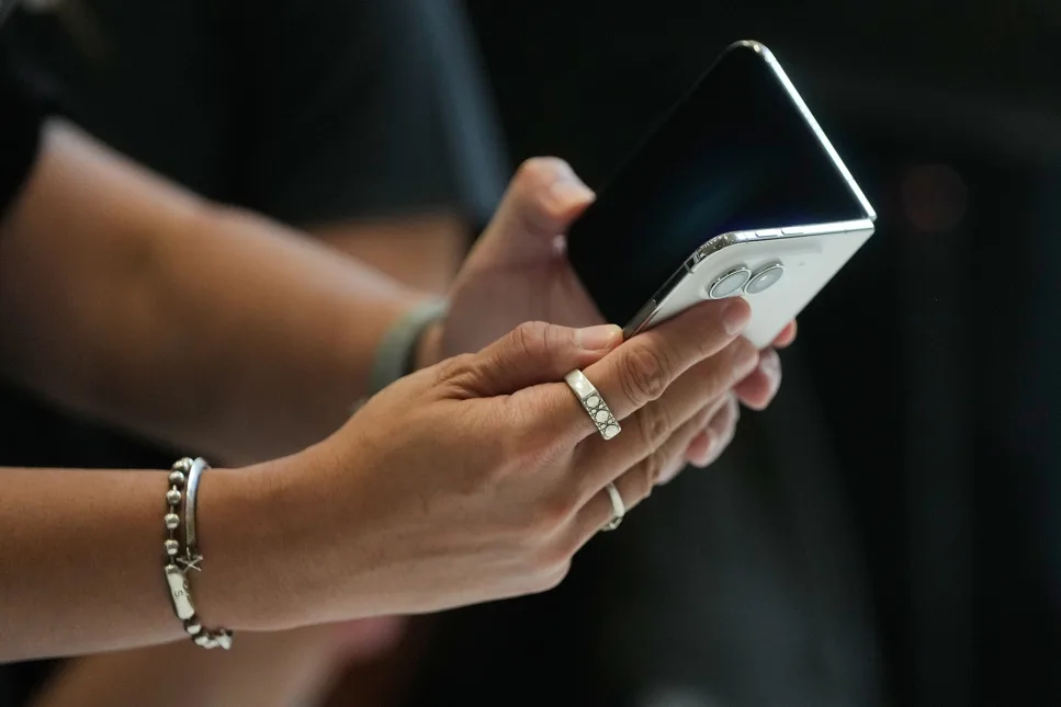 Apple Unveils iPhone Duo as First Foldable Smartphone 1 1000057084