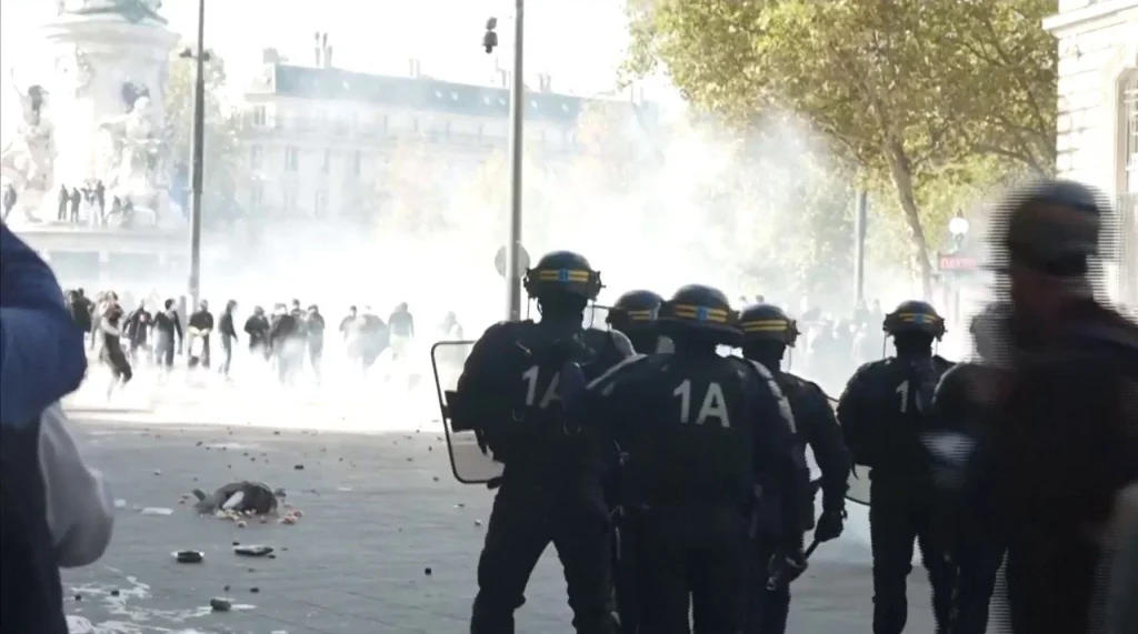 Paris protests turn violent as police charge at rioters