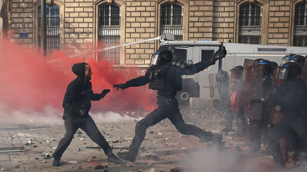 french riot police protestors paris