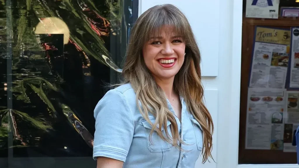 Kelly Clarkson Risks Prima Donna Image in $15K Bird Feud 1 kelly clarkson toms restaurant edited